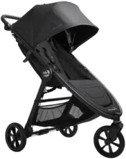 Baby Jogger City Mini GT2.1 är den nya, uppdaterade versionen av lättviktsvagnen Baby Jogger City Mini GT - nu med inbyggt fotstöd, fjädring och nytt utseende på tyger med ett exklusivt mattsvart chassi. Singelvagnen City Mini GT2.1 har precis som föregångaren fullt liggläge och marknadens enklaste hopfällning med sin patenterade "Quick Fold Technology" som följer alla säkerhetskrav. Med ett enkelt lyft i remmen "fold" som sitter i sitsen, fälls vagnen enkelt ihop. Suffletten har en ny stilren design som täcker väl och går att justera i höjd allteftersom att ditt barn växer. - Punkteringsfria hjul med nytt utseende och fjädring i bakaxel och det svängbara framhjulet - Handbroms med nytt utseende men samma funktion, placerad lättillgänglig på chassits sida - Nytt, inbyggt fotstöd för extra stöd och komfort för barnet - Vadderad sits som går att fälla 150° - Ventilerad sits med infällbart vindskydd - Mycket generös sufflett med 3 olika positioner och genomskinligt fönster som stängs med magnet - 8" lättviktshjul som har en snabb utlösningsmekanism och förslutet kullager - Förvaringsfack på baksidan av sitsen - Stötdämpande framhjulsupphängning - Bakre parkeringsbroms - Justerbart 5-punktssäkerhetsbälte med axelskydd och skydd för själva spännet - Universalfästen till City-seriens tillbehör - Rymlig varukorg som tål upp till 4,5 kg belastning Rekommenderad ålder: 6 månader - 4 år. Komplettera med liggdel för att använda från nyfödd. OBS! UppgifterBaby Jogger City Mini GT 2,1